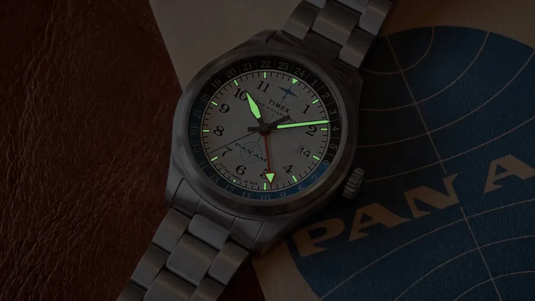 Sisi samping cangkang Timex Pan Am Waterbury GMT memperlihatkan ukiran logo bola dunia pada crown