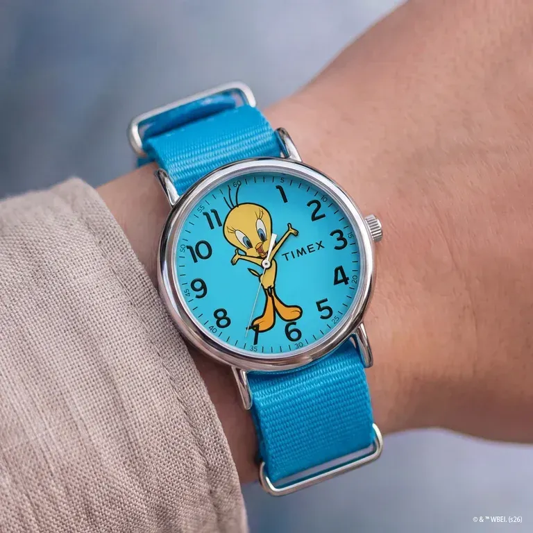 Tampilan jarak dekat dial biru jam tangan Timex Tweety Bird
