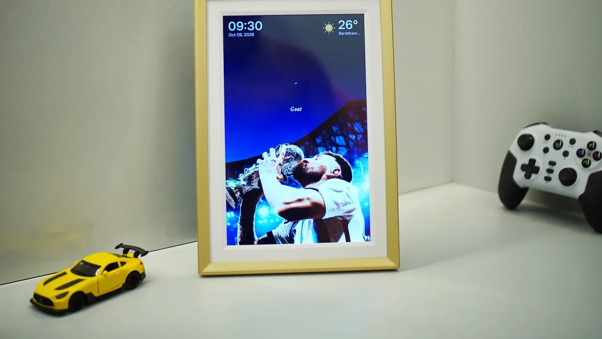 Arzopa D10 WiFi Digital Photo Frame menampilkan foto keluarga di atas meja