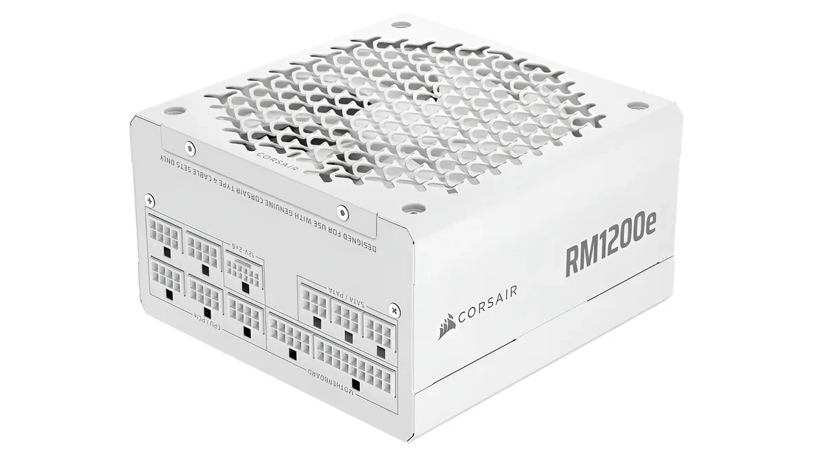 Power supply Corsair RM1200e warna hitam dengan fitur proteksi PinProtect OCP
