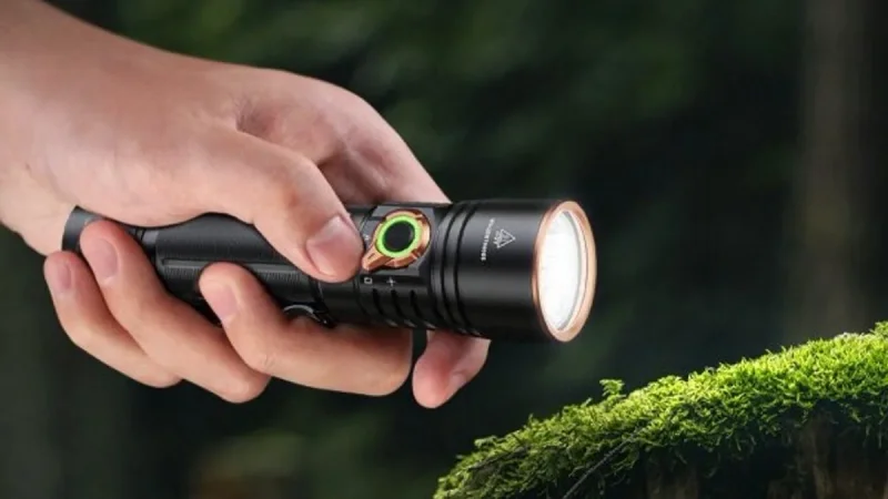 Fenix E40R Tawarkan Kecerahan 5.000 Lumens dan Baterai 21700 yang Bisa Dilepas