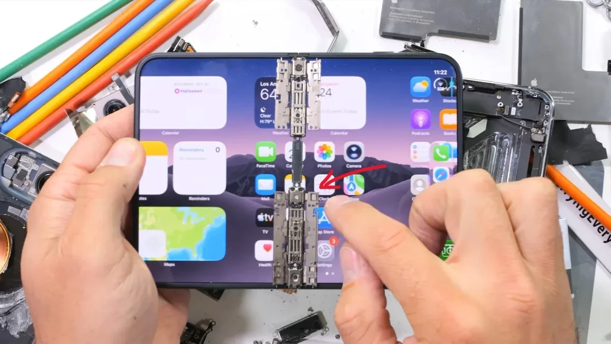 Pembongkaran komponen engsel internal iPhone Duo
