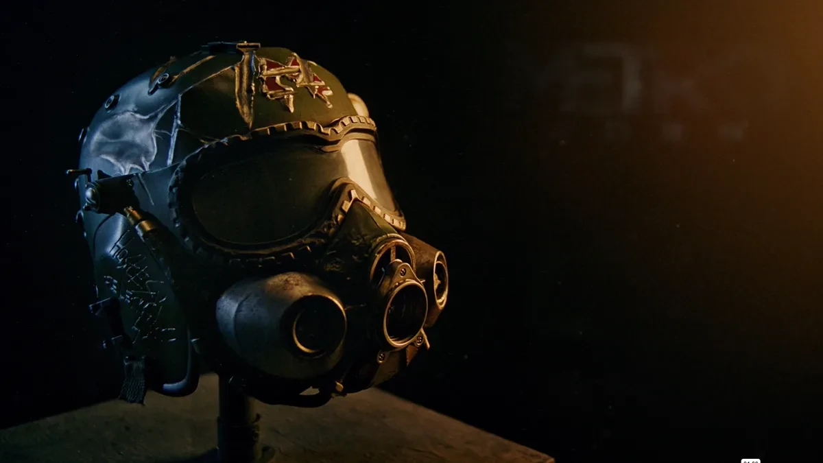 Tampilan visual replika helm Spartan dari edisi kolektor Metro 2039