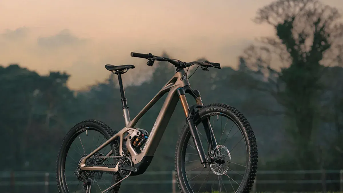 Mondraker Zendit S e-bike off-road dengan rangka karbon dan motor Avinox