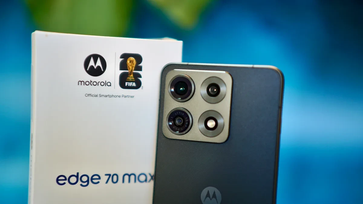 Bodi belakang Motorola Edge 70 Max dengan modul kamera 50MP