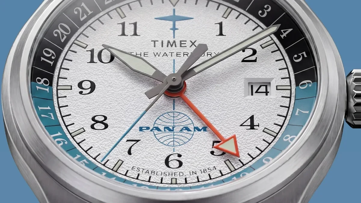 Timex Pan Am Waterbury GMT tampil dengan bezel stainless steel dan dial putih bertekstur
