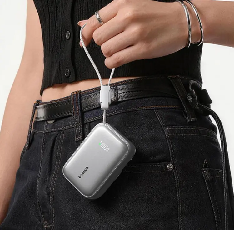 Baseus PicoGo AR11: Power Bank Compact dengan Kabel Terintegrasi 3 Layar digital menunjukkan persentase baterai power bank