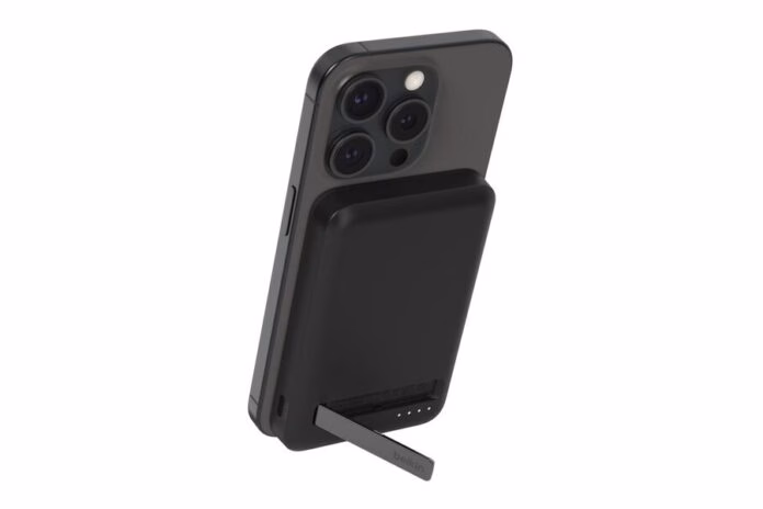 Belkin BoostCharge Pro power bank dengan kickstand dan garansi Connected Equipment