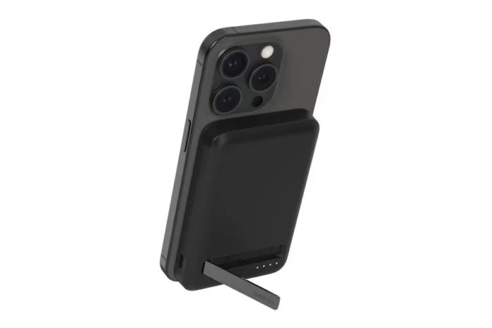 Belkin BoostCharge Pro power bank dengan kickstand dan garansi Connected Equipment