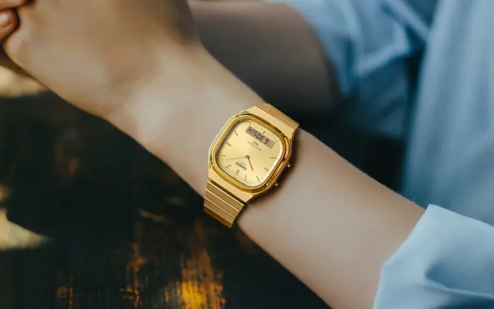 10 Pilihan Jam Tangan Casio Terbaik dengan Harga Terjangkau 2026 4 Casio Vintage AQ240EG-9A warna emas klasik