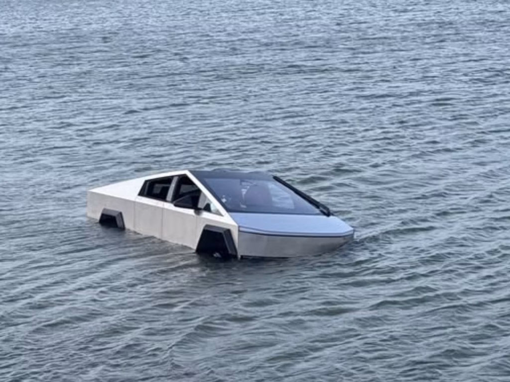 Tesla Cybertruck terendam air di danau saat uji Wade Mode