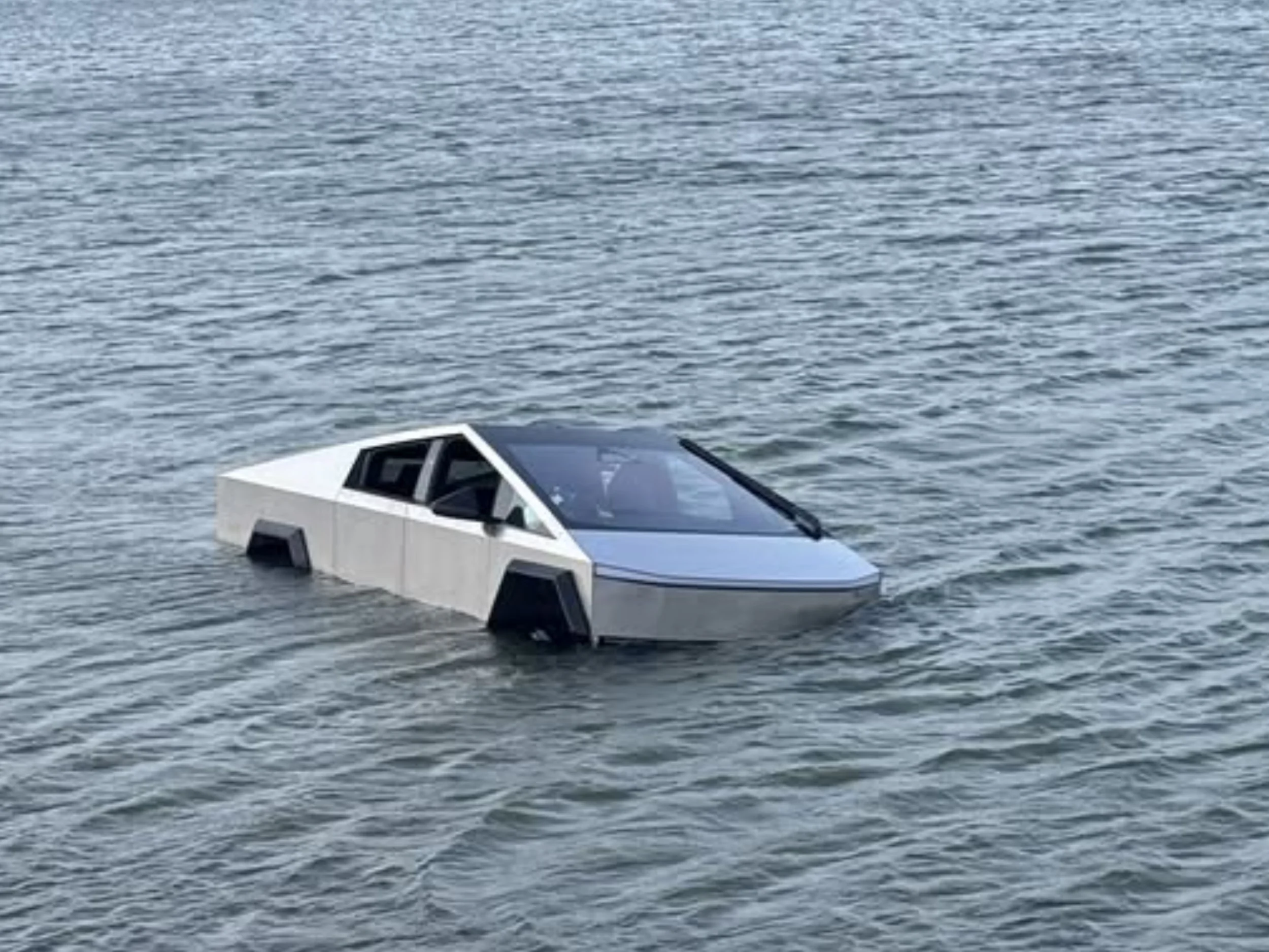 Cybertruck Terjebak di Danau, Wade Mode Bukan Jaminan Aman 4 Cybertruck Terjebak di Danau, Wade Mode Bukan Jaminan Aman