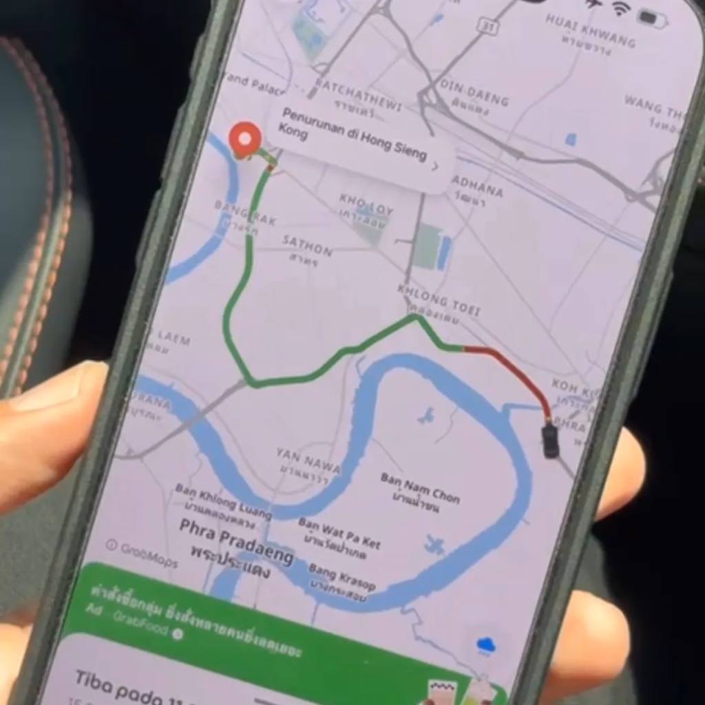 Pengemudi GrabFood mengantarkan makanan di Bangkok dengan kemasan rapi
