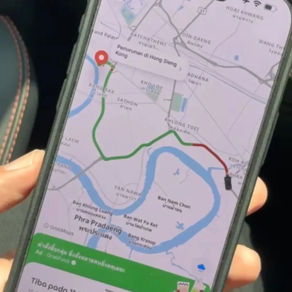 Pengemudi GrabFood mengantarkan makanan di Bangkok dengan kemasan rapi
