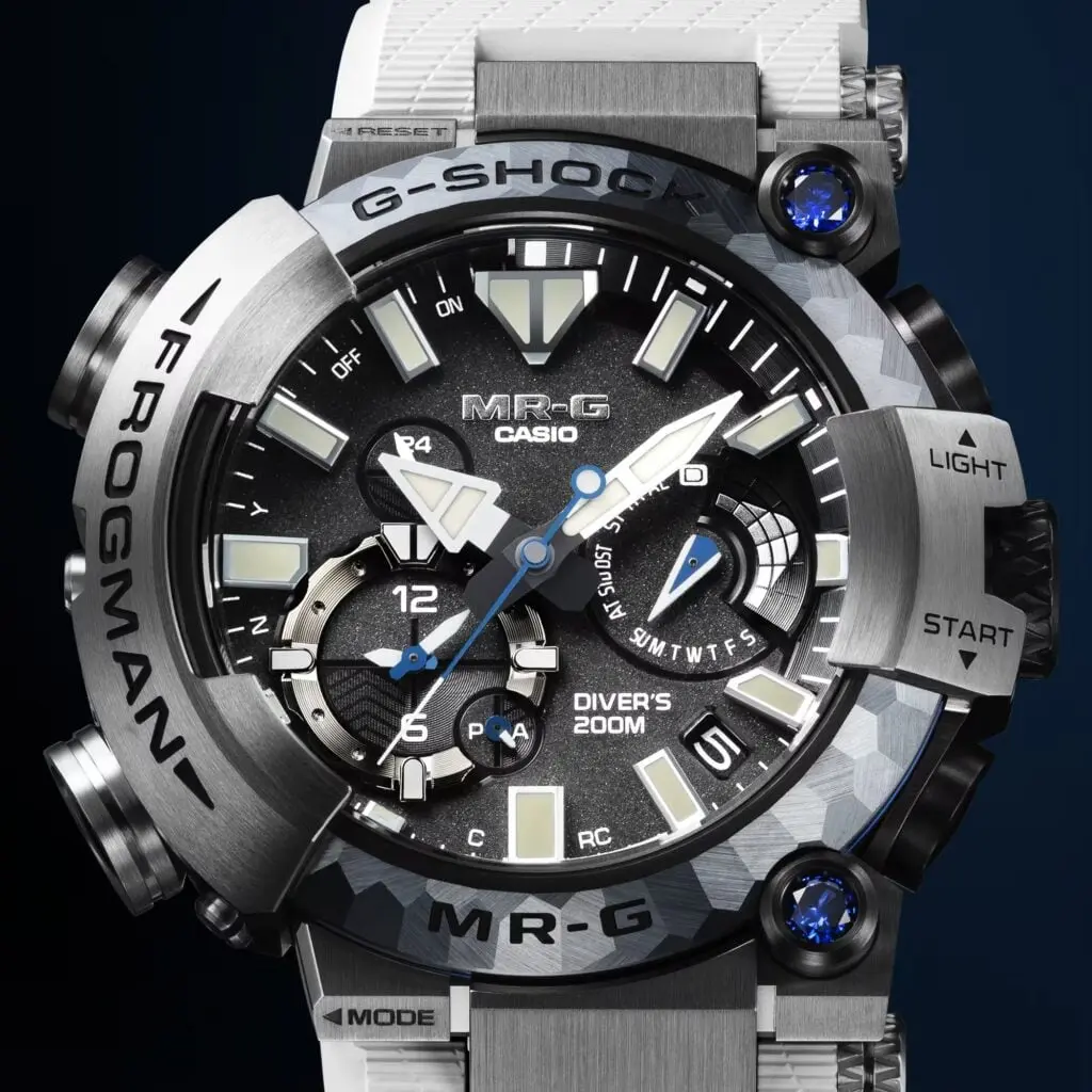 Detail bezel dengan lapisan ion plating biru pada G-Shock Frogman