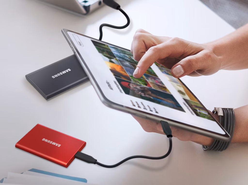 Ilustrasi chip DRAM dan produksi memori global