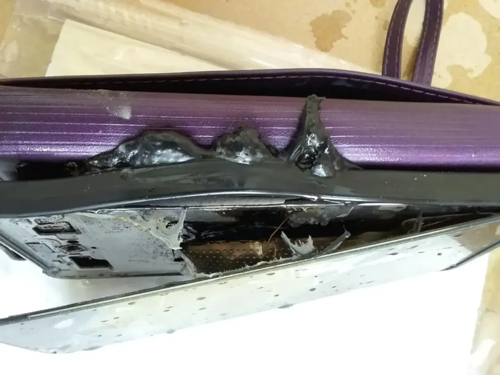 Kasus dompet kulit yang menutupi ponsel saat pengisian