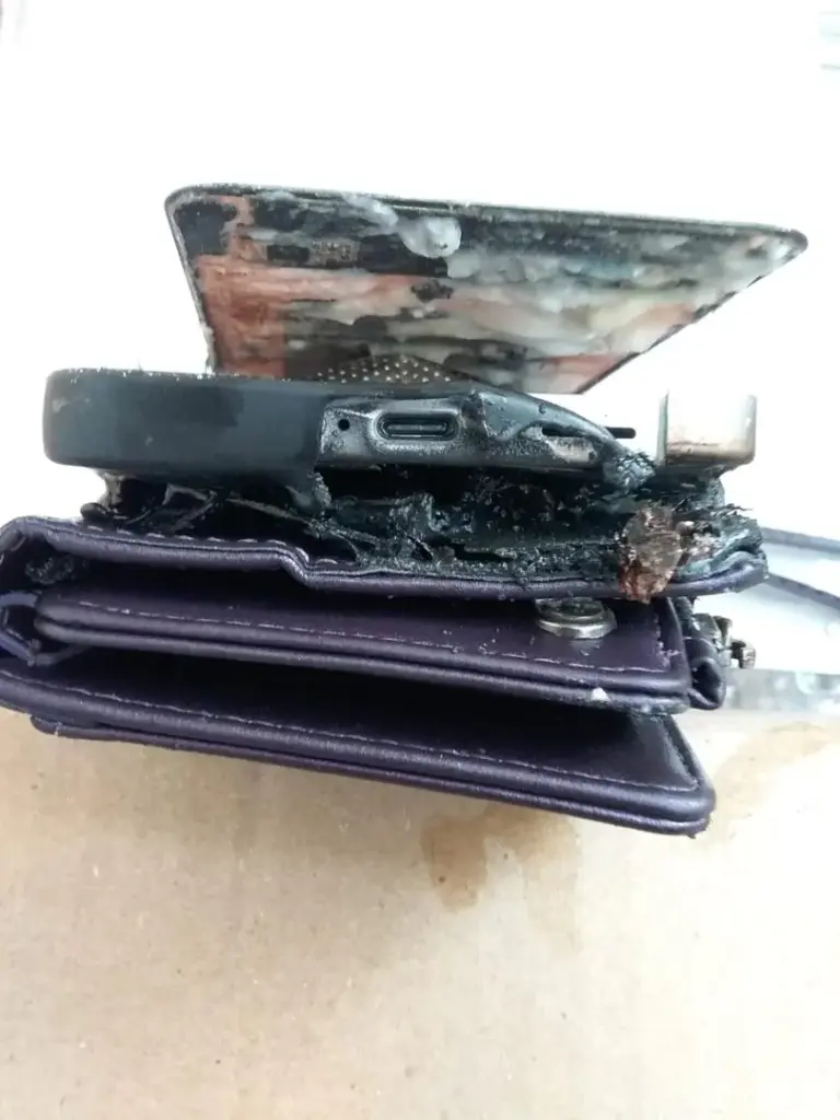 Ruangan yang rusak akibat ledakan ponsel saat pengisian