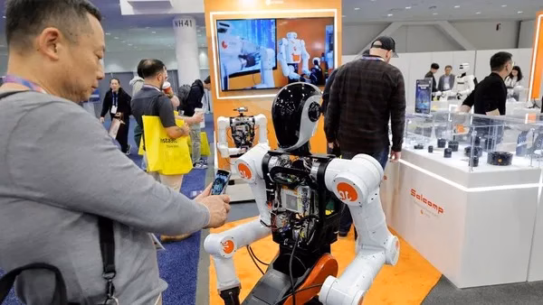 Robot interaktif menarik perhatian pengunjung Spacefest 2026 Bucharest