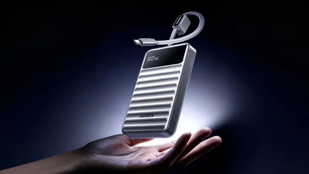 Tampilan layar TFT power bank Ugreen P6 45W yang menampilkan voltase dan suhu baterai