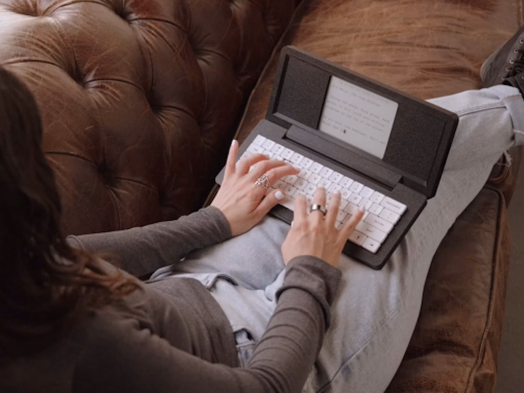 Zerowriter Fold mesin ketik digital dengan layar e-ink dan baterai tahan lama
