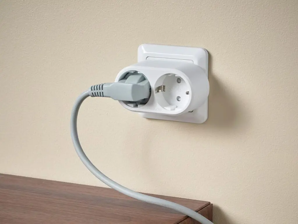 Adaptor Listrik Dua Cabang Koppla Putih dari IKEA