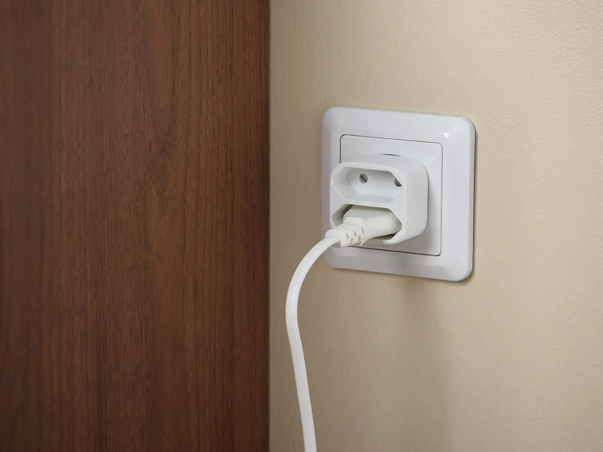 Adaptor Listrik Dua Cabang Koppla Putih dari IKEA (Photo: IKEA)