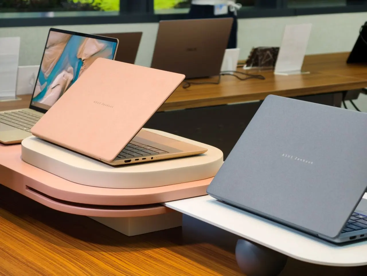 Asus Zenbook 14 Copilot AI 2026 dalam warna Zabriskie Beige, Komodo Coral, dan Arctic Blue (Photo: Asus)