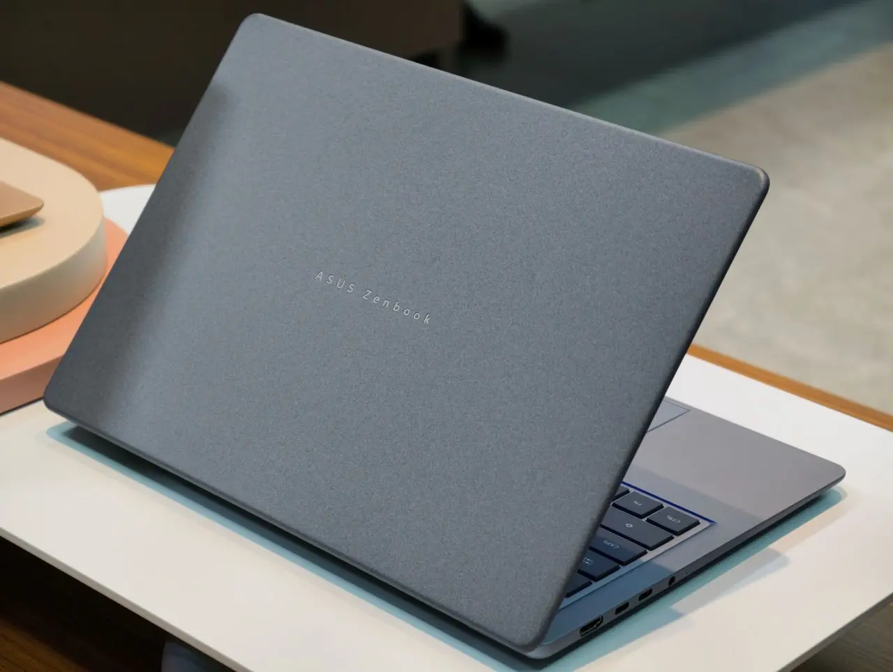 Cover ceraluminum Zenbook 14 dengan tekstur tahan gores dan noda (Photo: Asus)