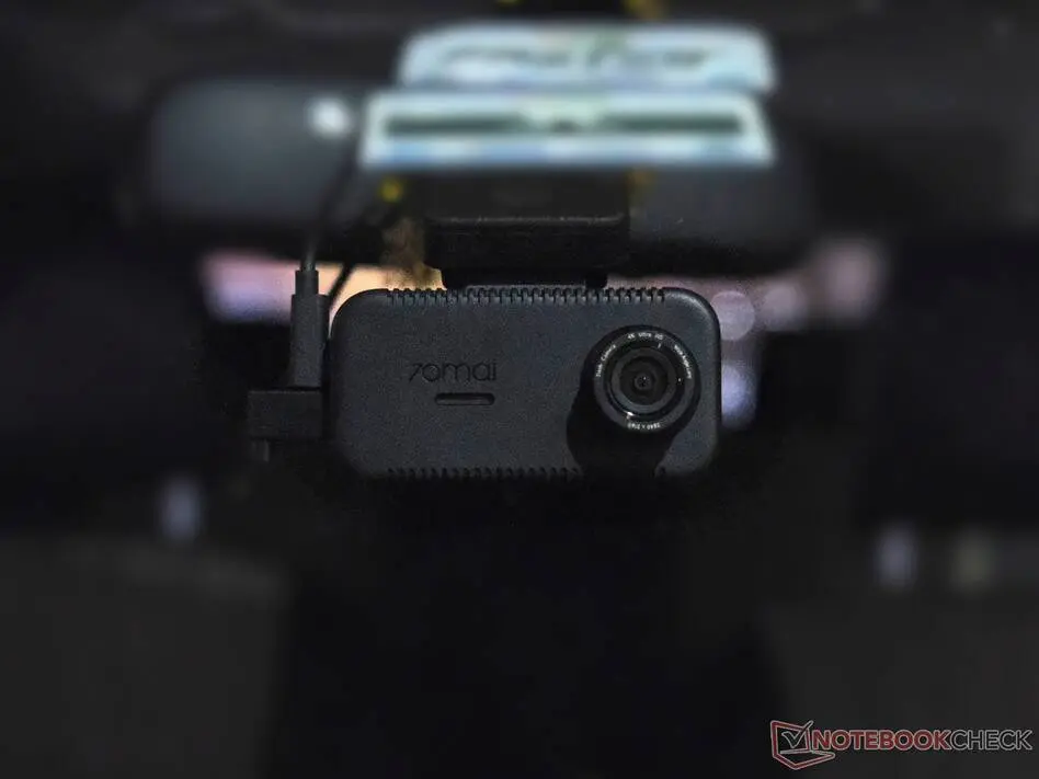 Dashcam 70mai A810 Lite Lindungi Kendaraan dengan Rekaman Super Jernih 9 Dashcam 70mai A810 Lite yang terpasang rapi di kaca depan mobil