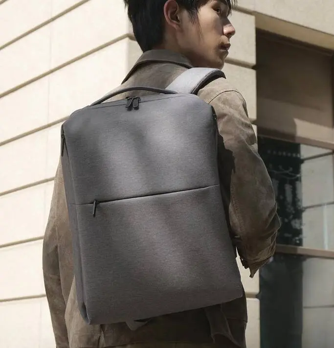 Detail tali bahu dan panel belakang tas Xiaomi (Photo: Xiaomi)