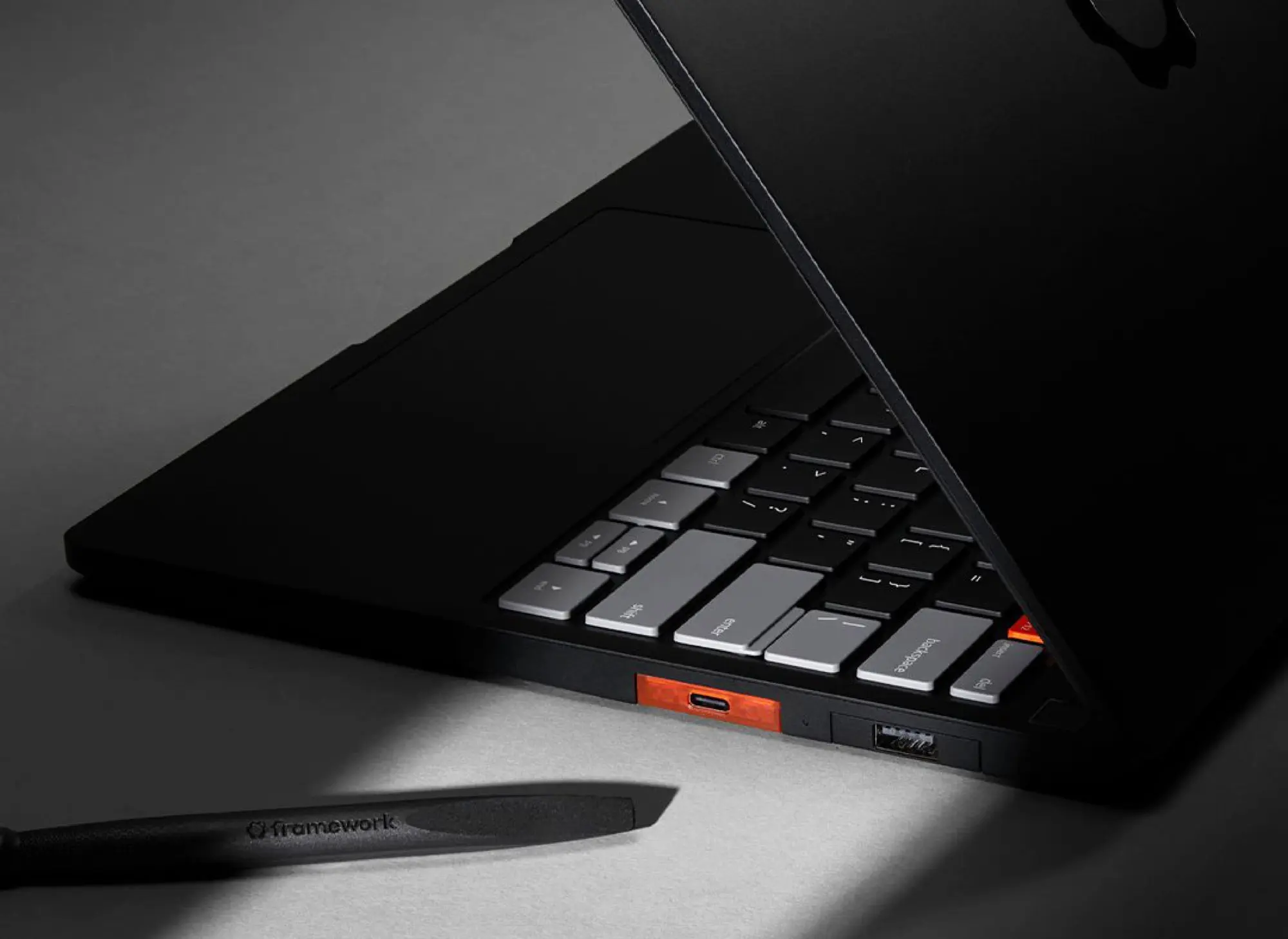 Framework Laptop 13 Pro Tunda Rilis Karena Masalah Touchpad dan Layar 1 Framework Laptop 13 Pro dengan desain modular dan layar premium