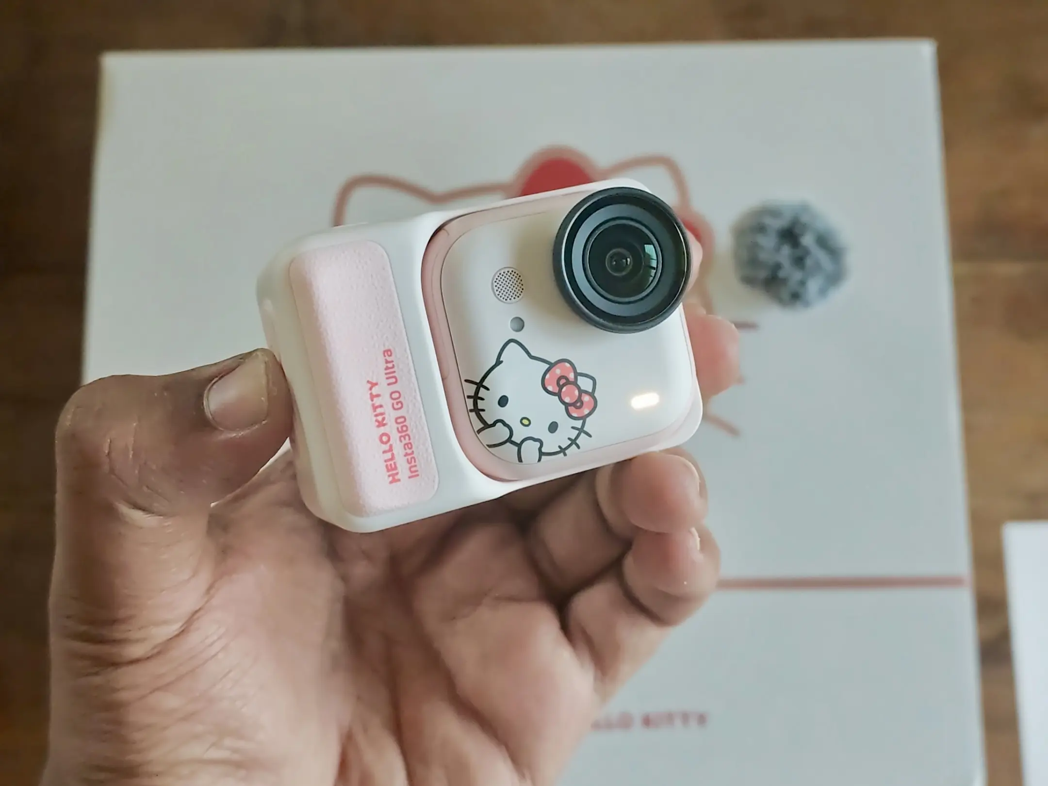 Insta360 Go Ultra Hello Kitty Edition Hadir Dengan Daya Tahan Baterai 200 Menit 1 Insta360 Go Ultra Hello Kitty Edition kamera aksi edisi terbatas dengan desain sakura-pink dan ikon Hello Kitty