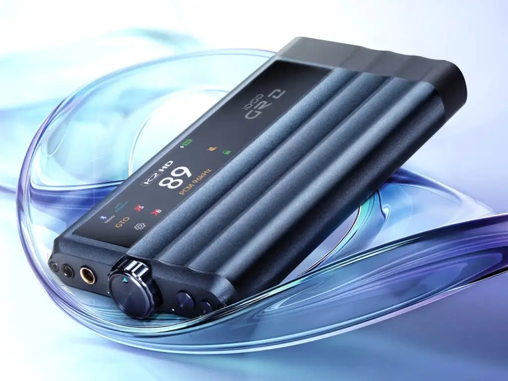 Perangkat DAC portabel iFi iDSD GR 2 berwarna hitam dengan layar sentuh OLED