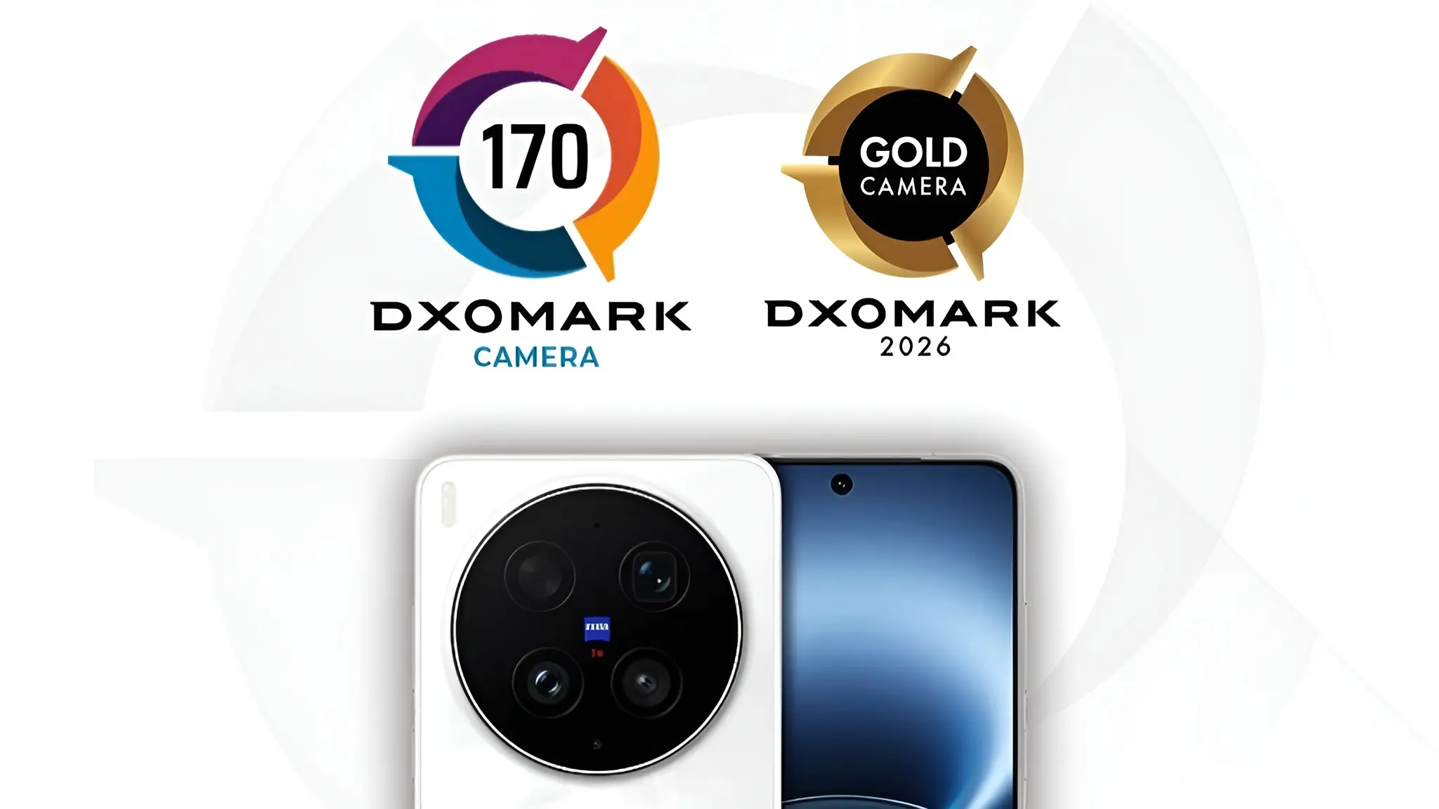 Smartphone Vivo X300 Ultra dengan modul kamera Zeiss yang besar